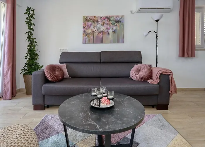 Martina With Free & Jacuzzi Vila