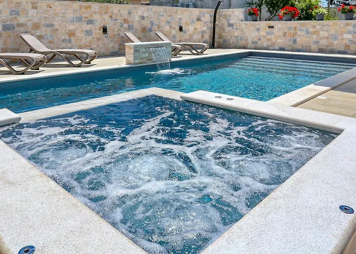 Martina With Free & Jacuzzi *