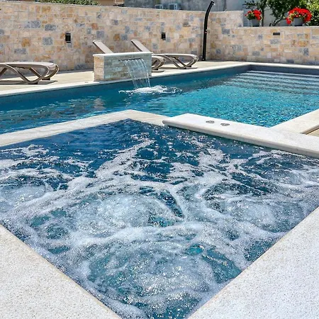 Martina With Free & Jacuzzi *