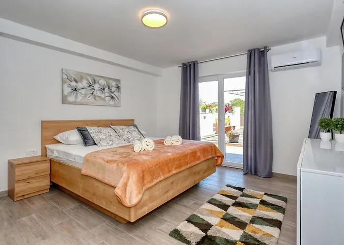 Martina With Free & Jacuzzi Sukosan